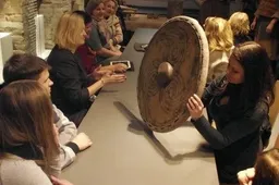 Ekskursija laiku: susirinkusiems į XVI amžiaus rūsį pavyko nusikelti į dar senesnius laikus (VIDEO. NUOTRAUKOS)