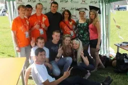 Alytaus kolegijos studentų atstovybė jaunimo organizacijų mugėje ir blynus kepė