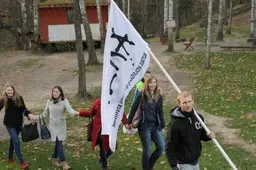 Alytaus kolegija „fuksus“ krikštijo kieme, parke ir klube