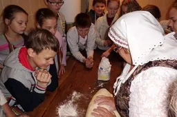 Progimnazijos mokinukai duoną kepė Alovėje