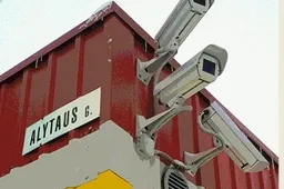 Latvijoje vogtas visureigis policininkams nestojo, tačiau po persekiojimo - surastas
