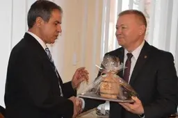 Izraelio ambasadorius Alytuje aplankė Rotušę, gimnaziją, memorialą, sinagogą ir gamyklą