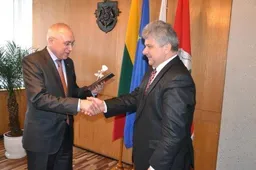 Ukrainos ambasadoriui - baltos rožės iš stiklo