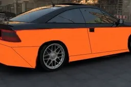 Oranžinis „Opel Calibra“ atsitrenkė į kieme stovėjusį automobilį ir pasišalino