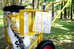 Alytaus parkų tvarkytojai vaikiškus vežimėlius pakeitė į darbui pritaikytus „Fiskars“