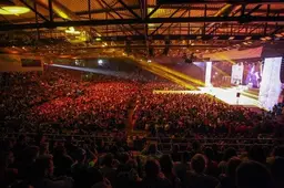 Alytaus arena vos sutalpino krikščioniško jaunimo šventės dalyvius