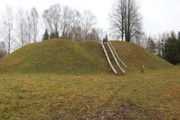Sutvarkytas Bambininkų piliakalnis, įrengti laiptai