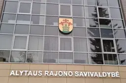 Už aukštus egzaminų įvertinimus – piniginės Alytaus rajono premijos I. Aliulytei, L. Ivanauskui ir J. Zajankauskaitei