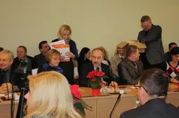 Alytaus rajono tarybos posėdis atnaujintose patalpose – su kunigu ir kalėdinėmis giesmėmis