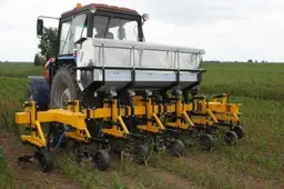 Kukurūzų lauko dienoje „Atžalyno“ žemės ūkio bendrovėje techniką pristatė vengrai