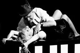 Penktadienio pavakarė - teatre: K. Smorigino „Švytinčių bubulų partija“