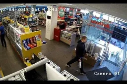 Ieškomas vyras, vogęs Alytaus „Aviteloje“ (VIDEO)