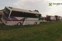Per plauką nuo nelaimės: keleivinis autobusas prie Alytaus pakibo ant kelkraščio (VIDEOREPORTAŽAS)
