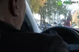 Alytiškis piktinasi draudikais, šie ramina - esą asmeninė klientų informacija jų nedomina (TV REPORTAŽAS)