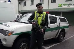 Alytaus pareigūnams išdalinti automatai. Sargyboje - ir tarnybinis šuo Enzo (TV REPORTAŽAS)