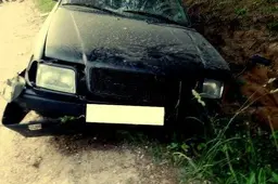 Automobilis nuvažiavo nuo kelio, atsitrenkė į pakelės šlaitą. Vairuotojas žuvo, keleivis - sužeistas