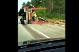 Kelyje Alytus – Druskininkai apvirto miškovežis (VIDEO)