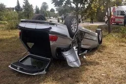 Neblaivus BMW automobilio vairuotojas nuvažiavo nuo kelio, atsitrenkė į medį ir apvirto (NUOTRAUKOS)