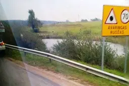 Vilkiko priekaba prie Simno iššoko prieš „Opel“, Alytaus kiemuose - apdaužyti automobiliai, prie kyšio policininkams Druskininkuose - saldainiai