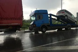 Žiedinėje sankryžoje prie Alytaus -  „Mercedes Benz“ autovežio ir  DAF vilkiko avarija (VIDEO)