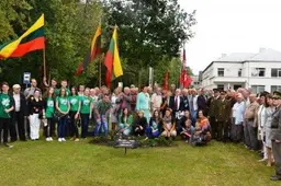 „Baltijos kelio“ 25-metis Alytuje paminėtas apkabinus ąžuoliuką