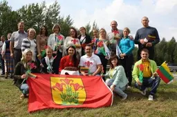 Alytaus rajono delegacija Baltijos kelyje pasodino ąžuolą