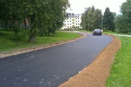 Prie Šv. Benedikto gimnazijos – ilgai lauktas asfaltas (NUOTRAUKOS)