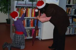 Skaitantys kalėdų seneliai - bibliotekoje