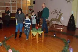 Ugdytiniai su pedagogėmis ir tėveliais kalbėjosi žvakių šviesoje