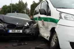 Naujosios ir Statybininkų gatvių sankryžoje į policijos ekipažą trenkėsi BMW (VIDEO. ATNAUJINTA)