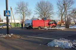 Mikroautobusas „Iveco“ taranavo policijos džipą (VIDEO)