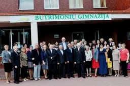 Alma ir Valdas Adamkai aplankė savo globojamą Butrimonių gimnaziją