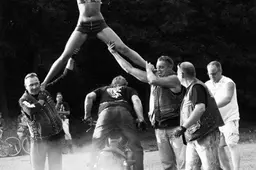 Alytaus baikeriai įsiamžino su viena tamsiaplauke ir dviem blondinėm (VIDEO, FOTO)