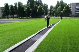 Dirbtinės dangos stadiono darbai Alytuje pajudėjo iš „mirties” taško (VIDEO)