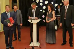 Alytaus rajono abiturientams - trispalvės, premijos ir linkėjimai