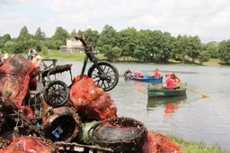 Iš Daugų ežero dugno - tona šiukšlių: baidarė, triratukas, šimtai kilogramų butelių ir ... nesprogusi granata (VIDEO. NUOTRAUKOS)