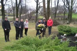 Gėlių kariams padėjo seniūnas ir kultūros centro direktorė