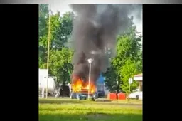 Prie degalinės dujų rezervuaro degusi „Mazda“ – užgesinta, vairuotojas - ligoninėje