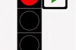 Vairuotojams leidžiama sukti į dešinę ir degant draudžiamam šviesoforo signalui, tačiau privaloma sustoti prieš kelio ženklą „Stop“ linija“ (VIDEO)
