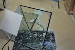 Išdaužus durų stiklą Alytaus centre apiplėštas „Varlės“ salonas (ATNAUJINTA. NUOTRAUKOS)
