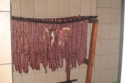 Alytaus pogrindiniame mėsos gamybos ceche aptikta beveik 2 tonos nelegaliai laikomos mėsos