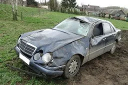 Prisilakstė su „Mercedes Benz" (NUOTRAUKOS)