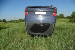 Nuo kelio nulėkusiame ir apvirtusiame automobilyje - tūkstančiai cigarečių pakelių