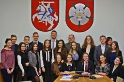 Į Europos parlamento vaidmenį įsijautęs Alytaus jaunimas rezoliuciją dėl pabėgėlių priėmė, dėl alkoholio vartojimo – atmetė