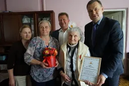 Daugiavaikę motiną pasveikino prezidentė, meras ir seniūnas