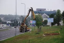 Tarp Naujosios gatvės ir sveikatos tako – reklamų „alėja“ (NUOTRAUKOS)