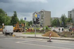 Dėmesio: dalinai uždaryta sankryža, neveikia šviesoforas!