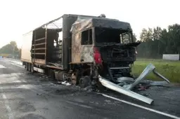 Vilkikas sudegė atsitrenkęs į  saugumo salelę... (foto)