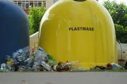 Kur dėti plastiką, kai rūšiavimui skirtos talpos perpildytos?