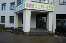 Partrenkta vienuolikmetė, prisistatė paštininke ir pranešė, kad padidinta pensija, vilkiko vairuotojas iš eismo įvykio pasišalino (KRIMINALŲ SUVESTINĖ)